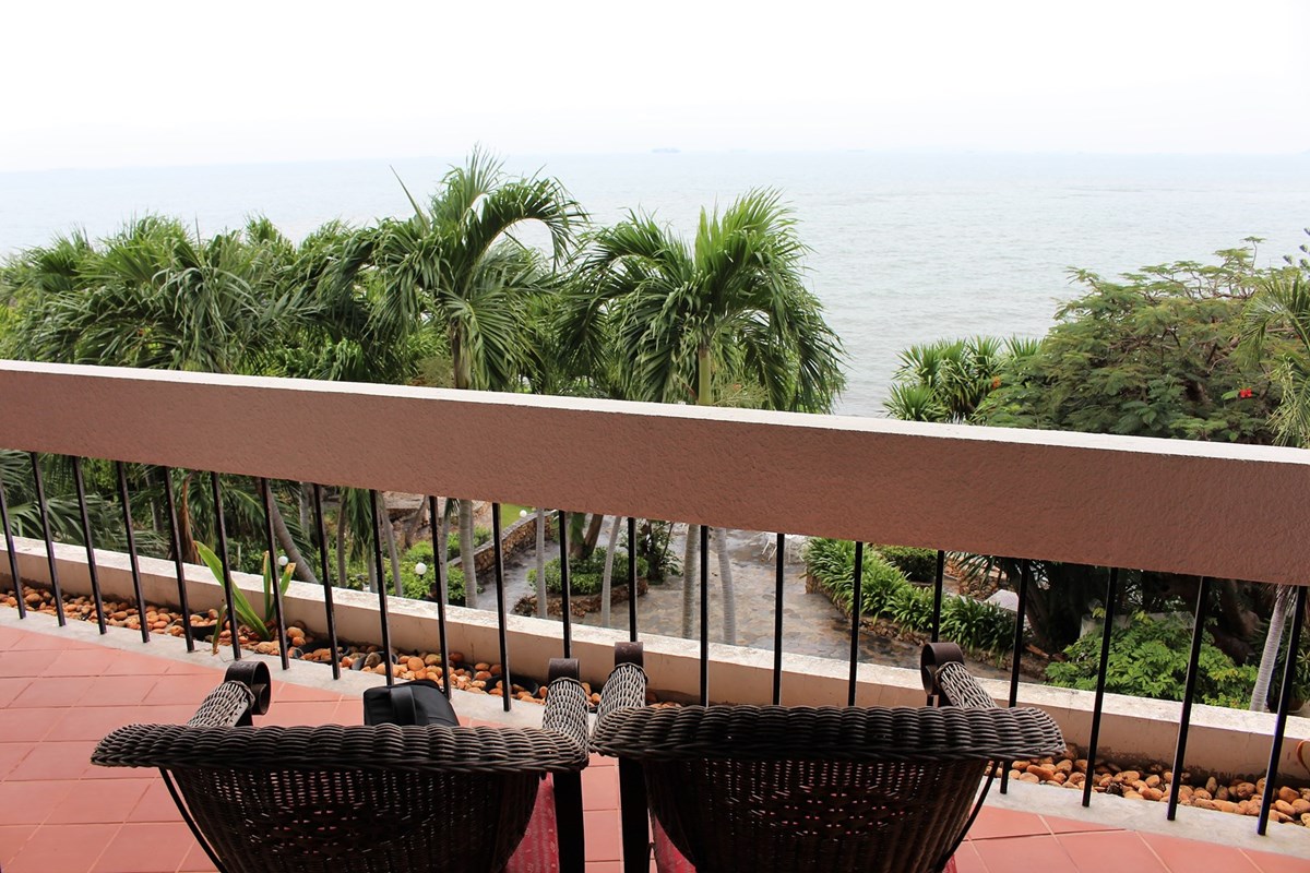 2-bedrooom-beachfront-condo-for-rent-garden-cliff